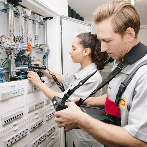 Ausbildung Elektrohandwerk - mit Meßgeräten am Schaltschrank
