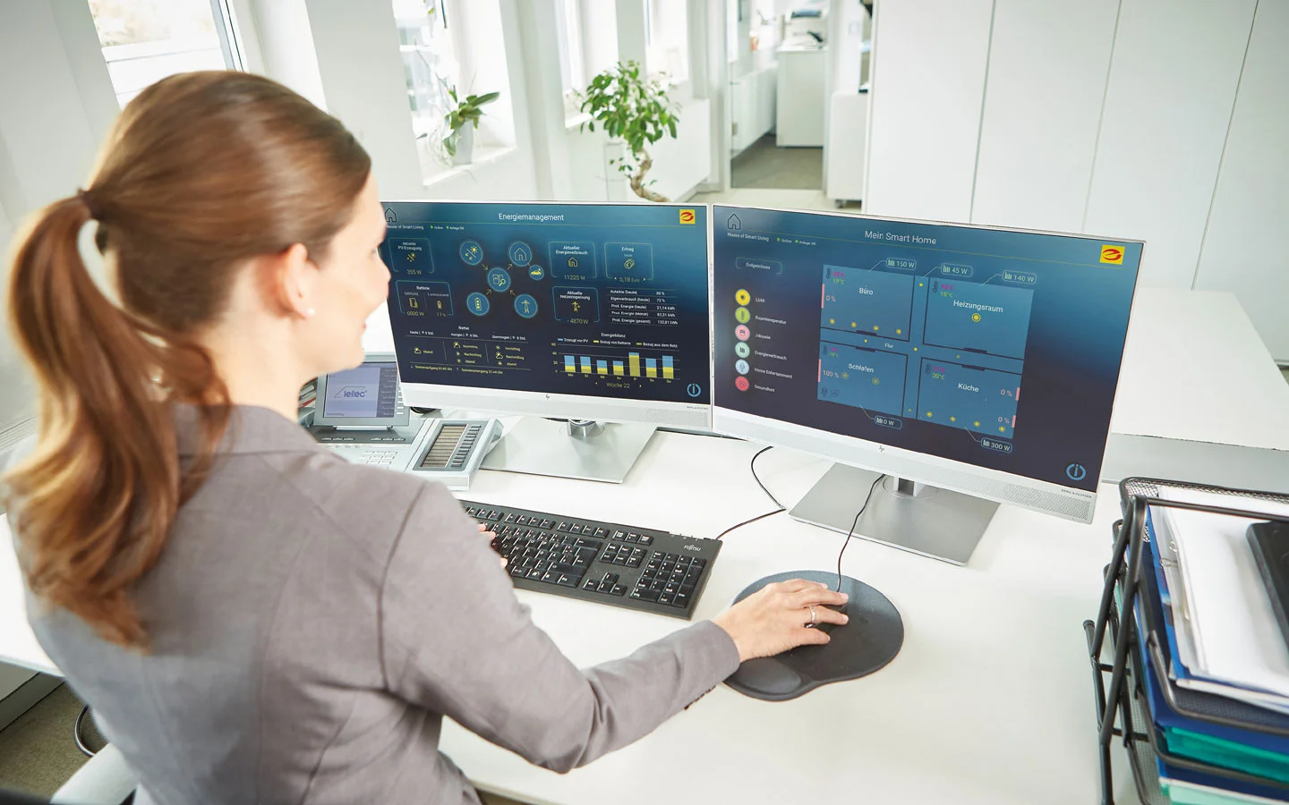 E-CHECK IT - Mitarbeiterin überprüft an Monitoren die IT-Systeme · Elektro Busch GmbH