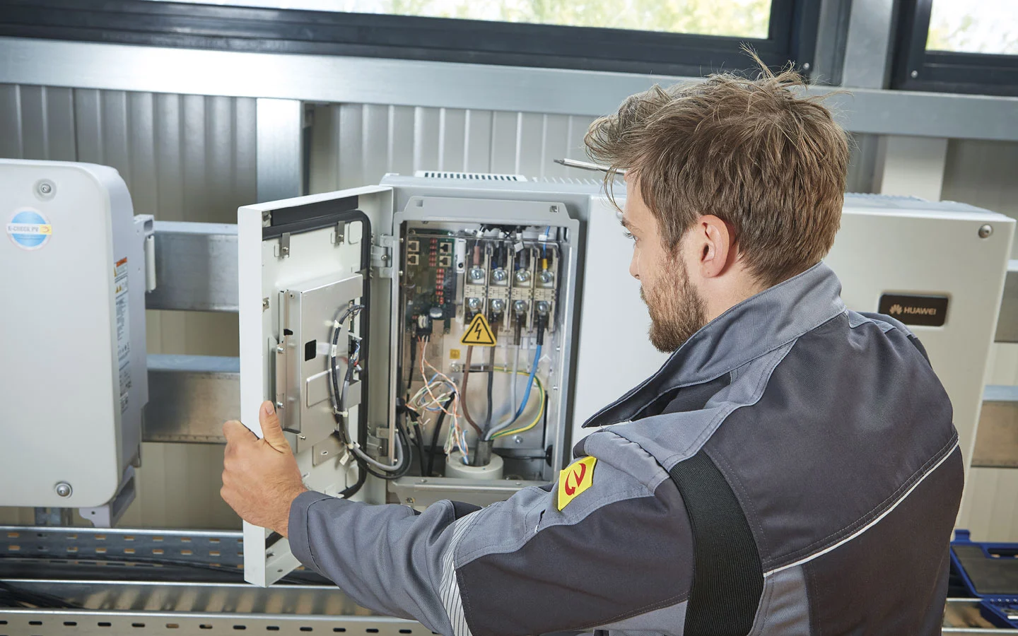E-CHECK PV - Mitarbeiter überprüft den Wechselrichter · Elektro Busch GmbH